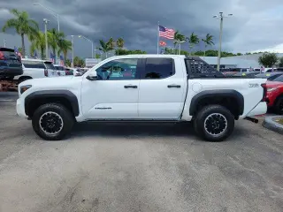 Toyota Tacoma 2024 4x4 SR5 4 puertas Cabina Doble 5.0 pies SB