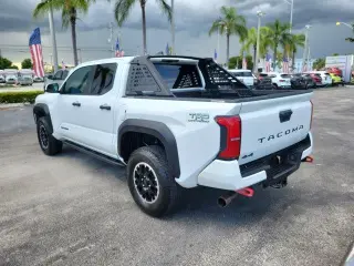 Toyota Tacoma 2024 4x4 SR5 4 puertas Cabina Doble 5.0 pies SB