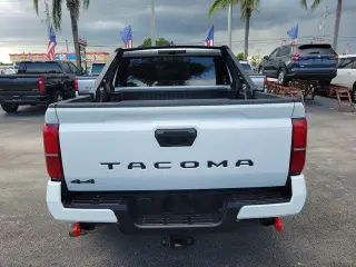Toyota Tacoma 2024 4x4 SR5 4 puertas Cabina Doble 5.0 pies SB