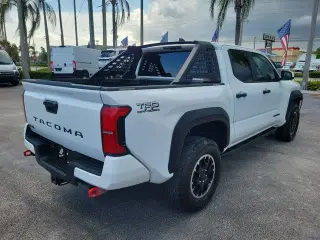 Toyota Tacoma 2024 4x4 SR5 4 puertas Cabina Doble 5.0 pies SB