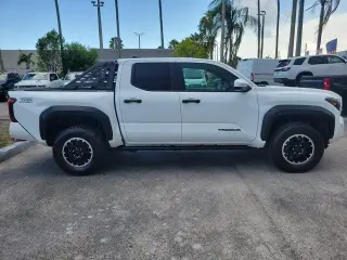 Toyota Tacoma 2024 4x4 SR5 4 puertas Cabina Doble 5.0 pies SB
