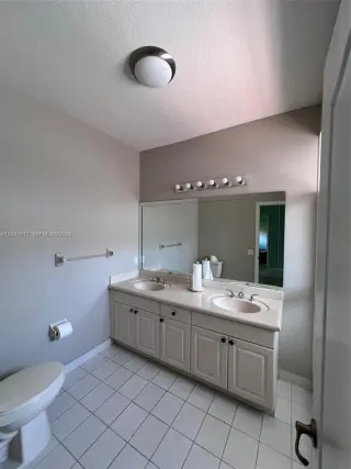 Propiedad en alquiler con 3 habitaciones y 2.5 baños en Miami