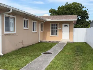 Propiedad en alquiler con 0 habitaciones y 4 baños en Miami