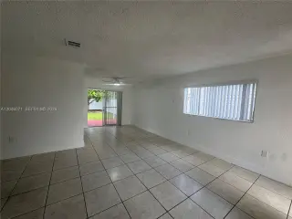Propiedad en alquiler con 0 habitaciones y 4 baños en Miami