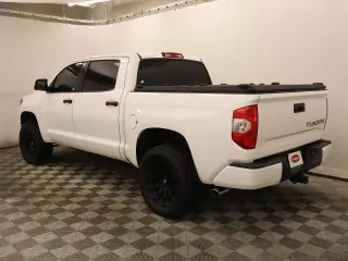 Toyota Tundra 2019 4x4 SR5 4dr CrewMax Cab Pickup SB (5.7L V8)