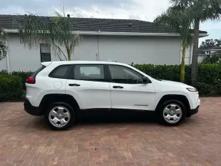2016 Cherokee SPORT