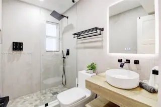 Propiedad en alquiler con 3 dormitorios y 2 baños en Miami.