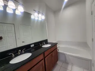 Propiedad en alquiler con 4 dormitorios y 2.5 baños en Miami.