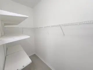 Propiedad en alquiler con 4 dormitorios y 2.5 baños en Miami.