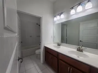 Propiedad en alquiler con 4 dormitorios y 2.5 baños en Miami.