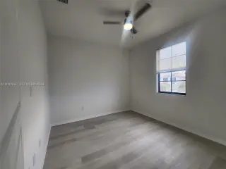 Propiedad en alquiler con 4 dormitorios y 2.5 baños en Miami.