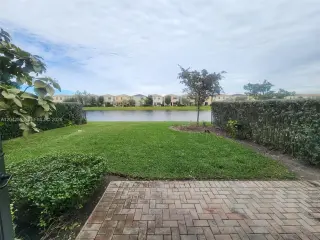 Propiedad en alquiler con 4 dormitorios y 2.5 baños en Miami.