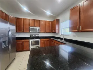 Propiedad en alquiler con 4 dormitorios y 2.5 baños en Miami.