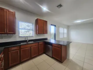 Propiedad en alquiler con 4 dormitorios y 2.5 baños en Miami.