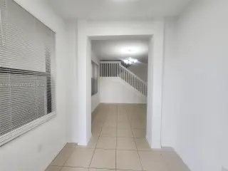Propiedad en alquiler con 4 dormitorios y 2.5 baños en Miami.