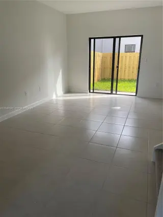 Propiedad en alquiler con 3 dormitorios y 2.5 baños en Miami