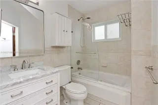 Propiedad en alquiler con 3 dormitorios y 2 baños en Coral Gables