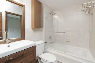 Propiedad en alquiler con 3 dormitorios y 2 baños en Coral Gables