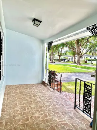 Propiedad en alquiler con 3 dormitorios y 2 baños en Coral Gables
