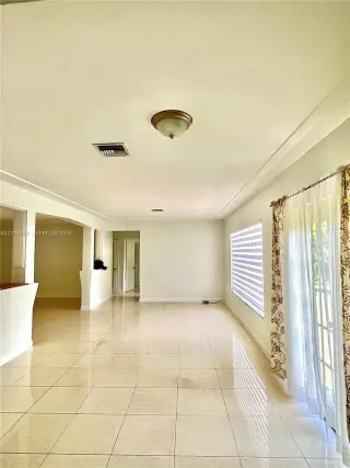 Propiedad en alquiler con 3 dormitorios y 2 baños en Coral Gables