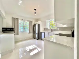 Propiedad en alquiler con 3 dormitorios y 2 baños en Coral Gables