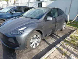 Tesla Model Y 2023 4dr Crossover
