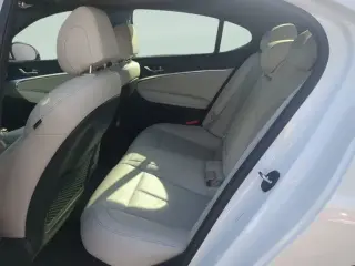Sedán de 4 puertas Genesis G70 2.5T Standard 2025