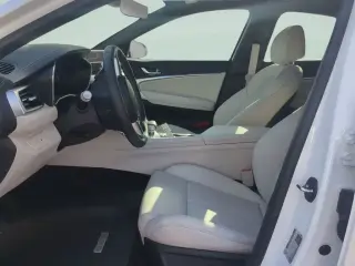 Sedán de 4 puertas Genesis G70 2.5T Standard 2025