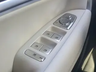 Sedán de 4 puertas Genesis G70 2.5T Standard 2025