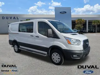 Ford Transit 2024 250 de 3 puertas, batalla corta, techo bajo y carrocería de carga