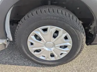 Ford Transit 2024 250 de 3 puertas, batalla corta, techo bajo y carrocería de carga