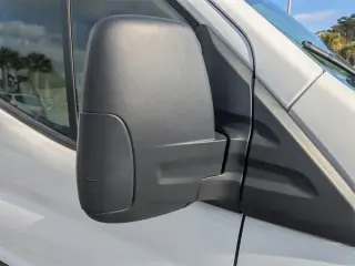 Ford Transit 2024 250 de 3 puertas, batalla corta, techo bajo y carrocería de carga
