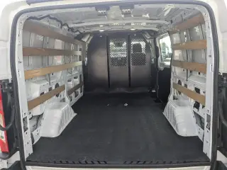 Ford Transit 2024 250 de 3 puertas, batalla corta, techo bajo y carrocería de carga