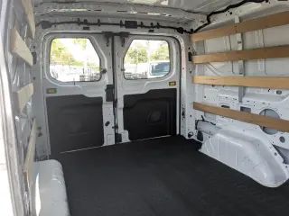Ford Transit 2024 250 de 3 puertas, batalla corta, techo bajo y carrocería de carga