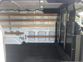 Ford Transit 2024 250 de 3 puertas, batalla corta, techo bajo y carrocería de carga