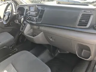 Ford Transit 2024 250 de 3 puertas, batalla corta, techo bajo y carrocería de carga