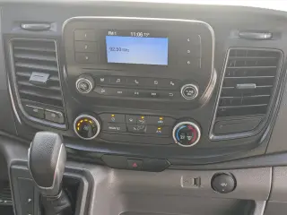 Ford Transit 2024 250 de 3 puertas, batalla corta, techo bajo y carrocería de carga