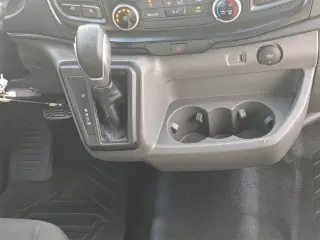 Ford Transit 2024 250 de 3 puertas, batalla corta, techo bajo y carrocería de carga