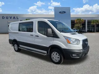 Ford Transit 2024 250 de 3 puertas, batalla corta, techo bajo y carrocería de carga