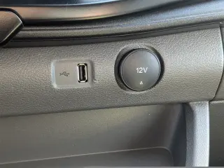 Ford Transit 2024 250 de 3 puertas, batalla corta, techo bajo y carrocería de carga