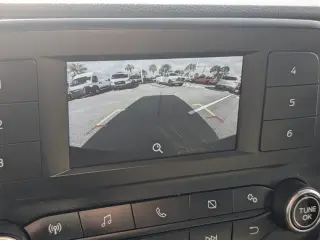 Ford Transit 2024 250 de 3 puertas, batalla corta, techo bajo y carrocería de carga