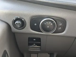 Ford Transit 2024 250 de 3 puertas, batalla corta, techo bajo y carrocería de carga