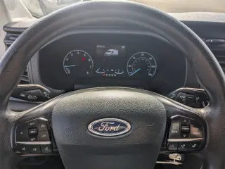 Ford Transit 2024 250 de 3 puertas, batalla corta, techo bajo y carrocería de carga