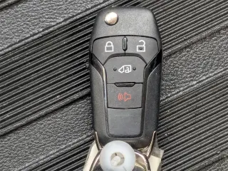 Ford Transit 2024 250 de 3 puertas, batalla corta, techo bajo y carrocería de carga