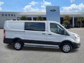 Ford Transit 2024 250 de 3 puertas, batalla corta, techo bajo y carrocería de carga