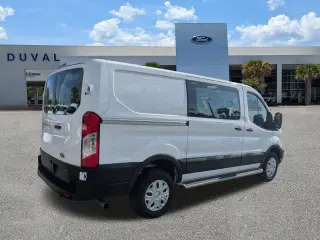 Ford Transit 2024 250 de 3 puertas, batalla corta, techo bajo y carrocería de carga