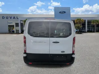 Ford Transit 2024 250 de 3 puertas, batalla corta, techo bajo y carrocería de carga