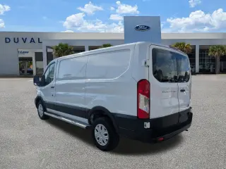 Ford Transit 2024 250 de 3 puertas, batalla corta, techo bajo y carrocería de carga