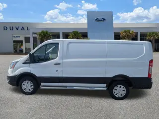 Ford Transit 2024 250 de 3 puertas, batalla corta, techo bajo y carrocería de carga