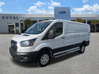 Ford Transit 2024 250 de 3 puertas, batalla corta, techo bajo y carrocería de carga